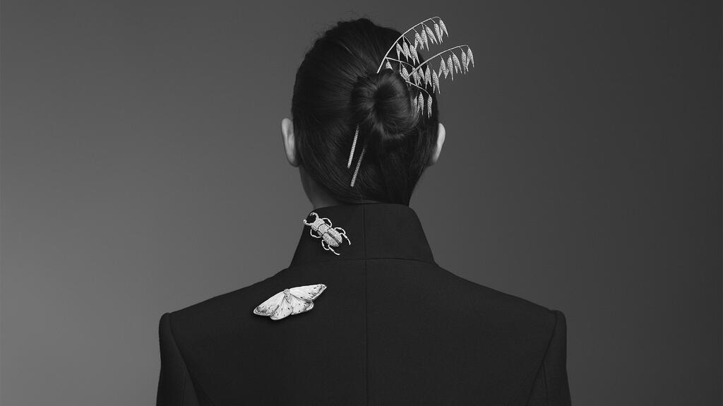 The “Papillon De Nuit” moth seen landed on the model’s back was crafted with mother-of-pearl, diamonds, and black lacquer all set in white gold. A “Lucane” stag beetle ring turned brooch is also seen crawling up her neck, with pavé diamonds and black lacquer in white gold. Boucheron Papillon De Nuit Ring Brooch and Lucane Ring Brooch